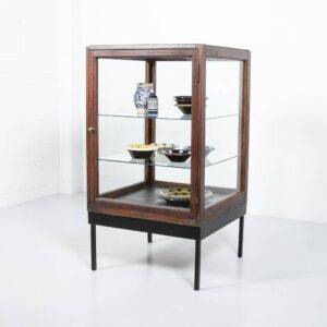 Freistehende Vitrine mit Patina Sideboard