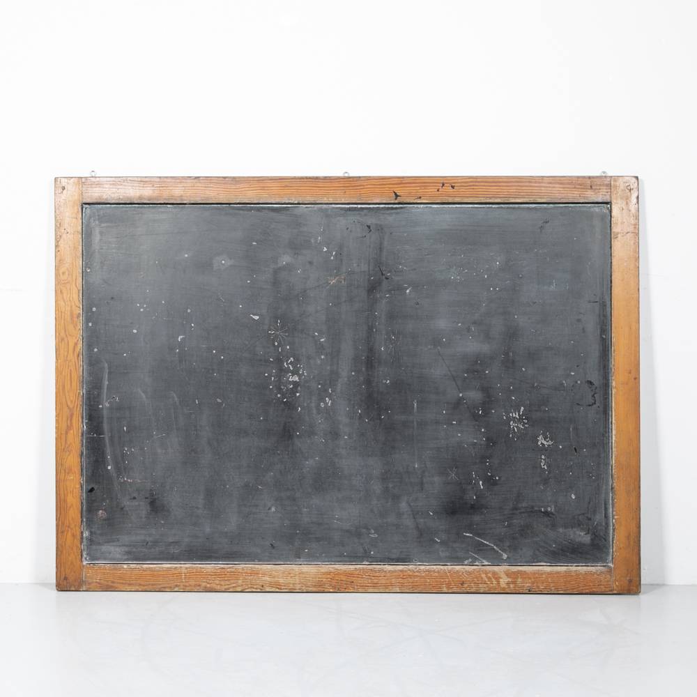 155cm-Wandtafel mit Holzrahmen Besonderheiten 155cm-Wandtafel mit Holzrahmen Besonderheiten