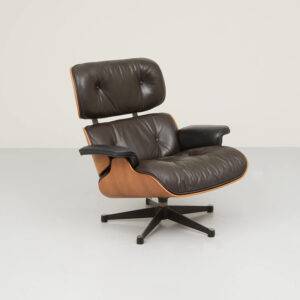 Brauner Eames Lounge Chair mit schwarzen Armlehnen Neu Eingetroffen
